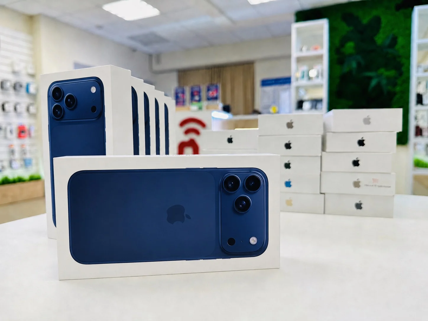 Apple iPhone 17 Pro 1024GB Deep Blue Nano-SIM - миниатюра 6