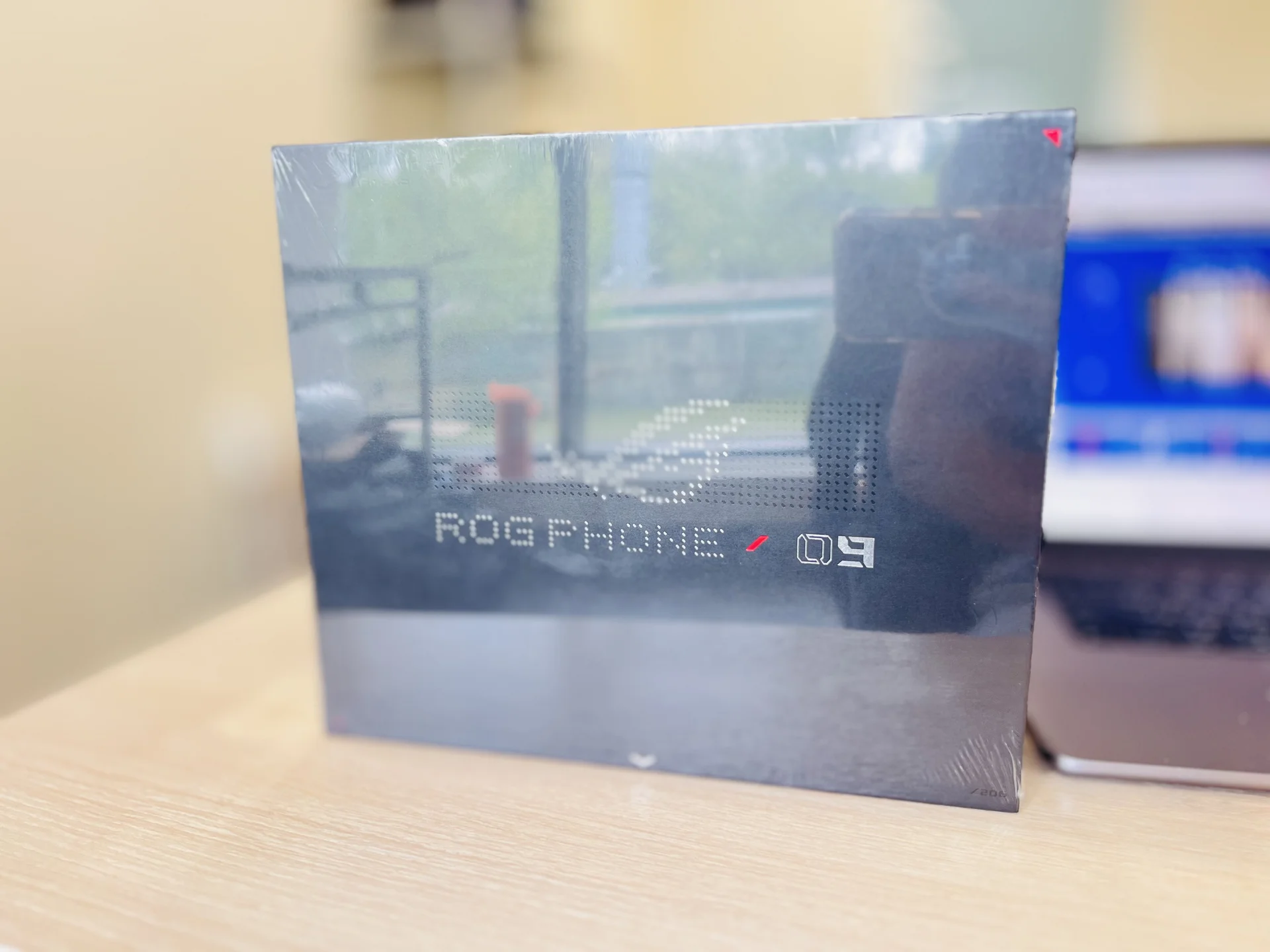 ASUS ROG Phone 9 12/256GB Storm White - Новый, Магазин, Гарантия - миниатюра 2
