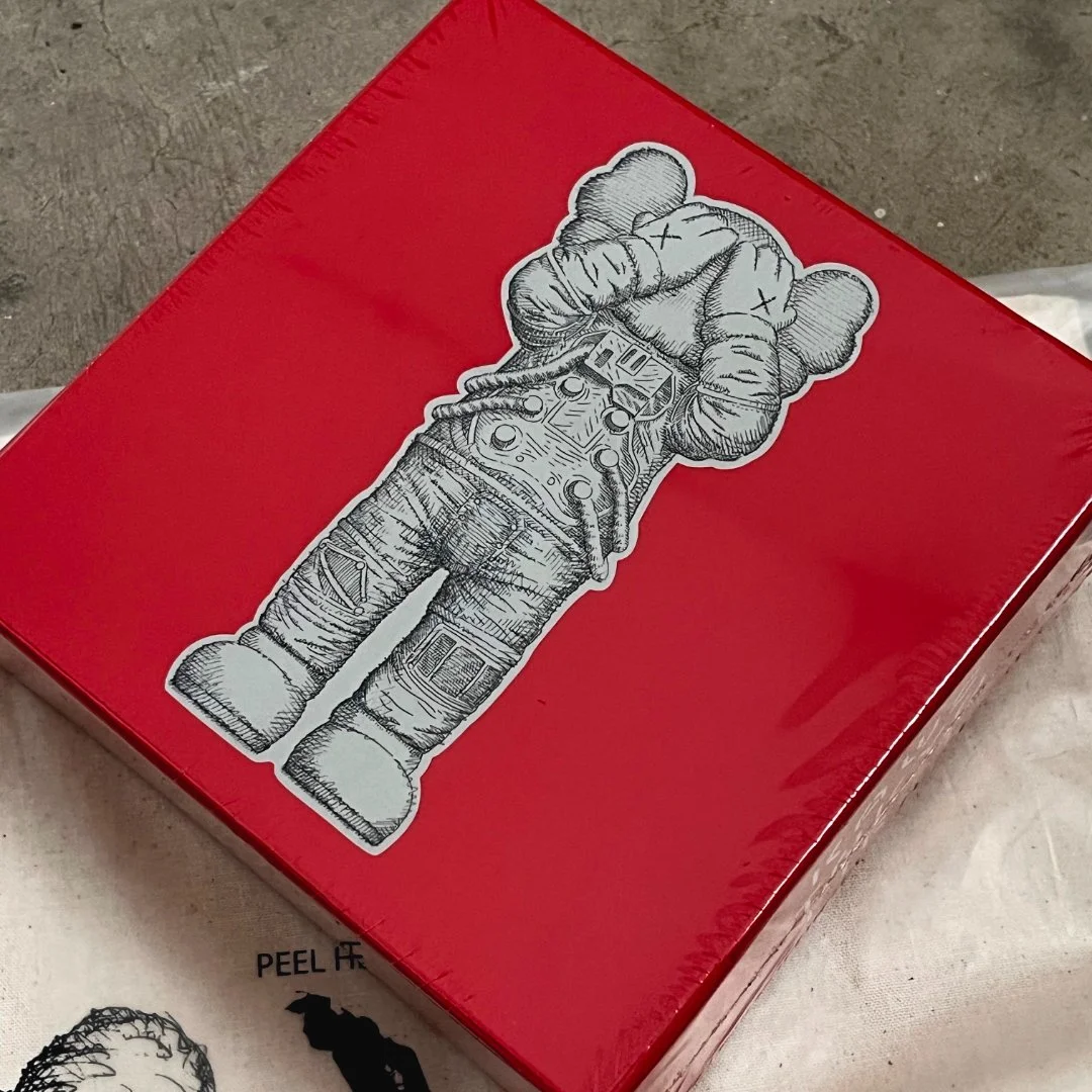 Kaws Артбук Подвески Пазл Шопер Стикеры один лот - миниатюра 4