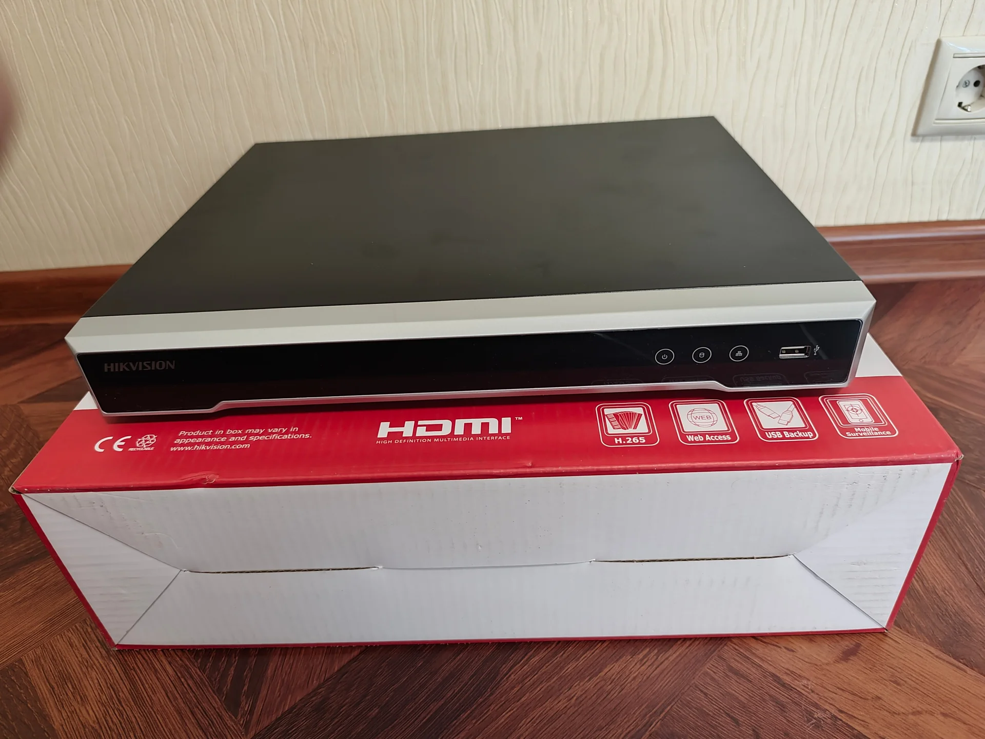 Видеорегистратор Hikvision DS-7608NI-K2/8P - миниатюра 2