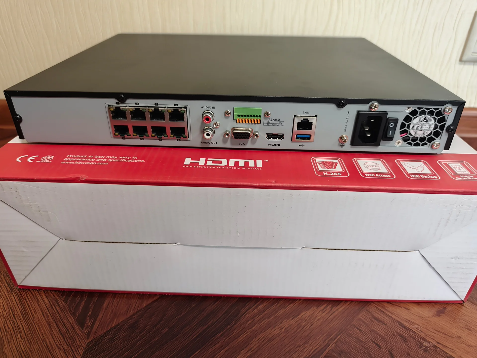 Видеорегистратор Hikvision DS-7608NI-K2/8P - миниатюра 3