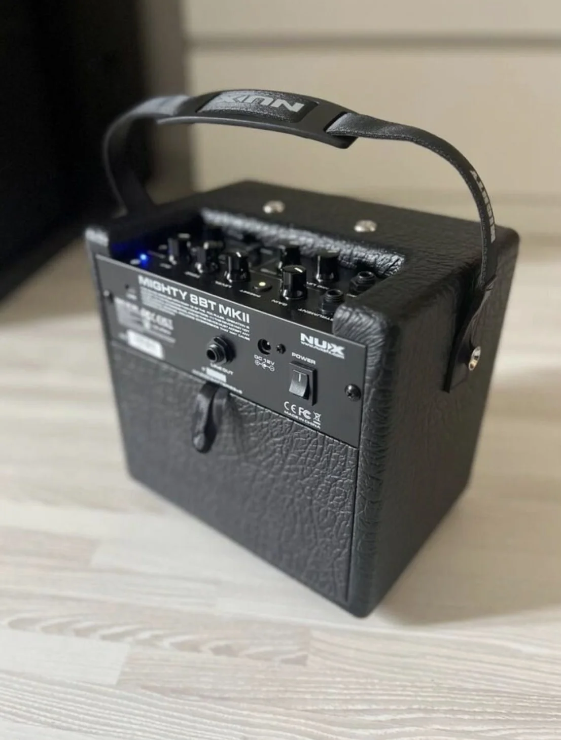Комбоусилитель nux mighty 8 mkii, комбик для улицы - миниатюра 2