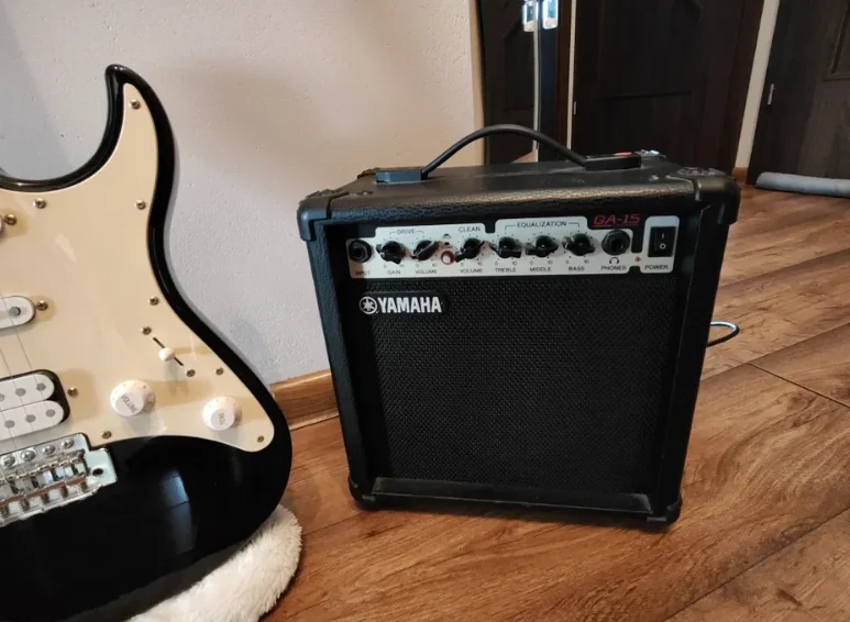 Электрогитара YAMAHA, + комбоусилитель - миниатюра 2