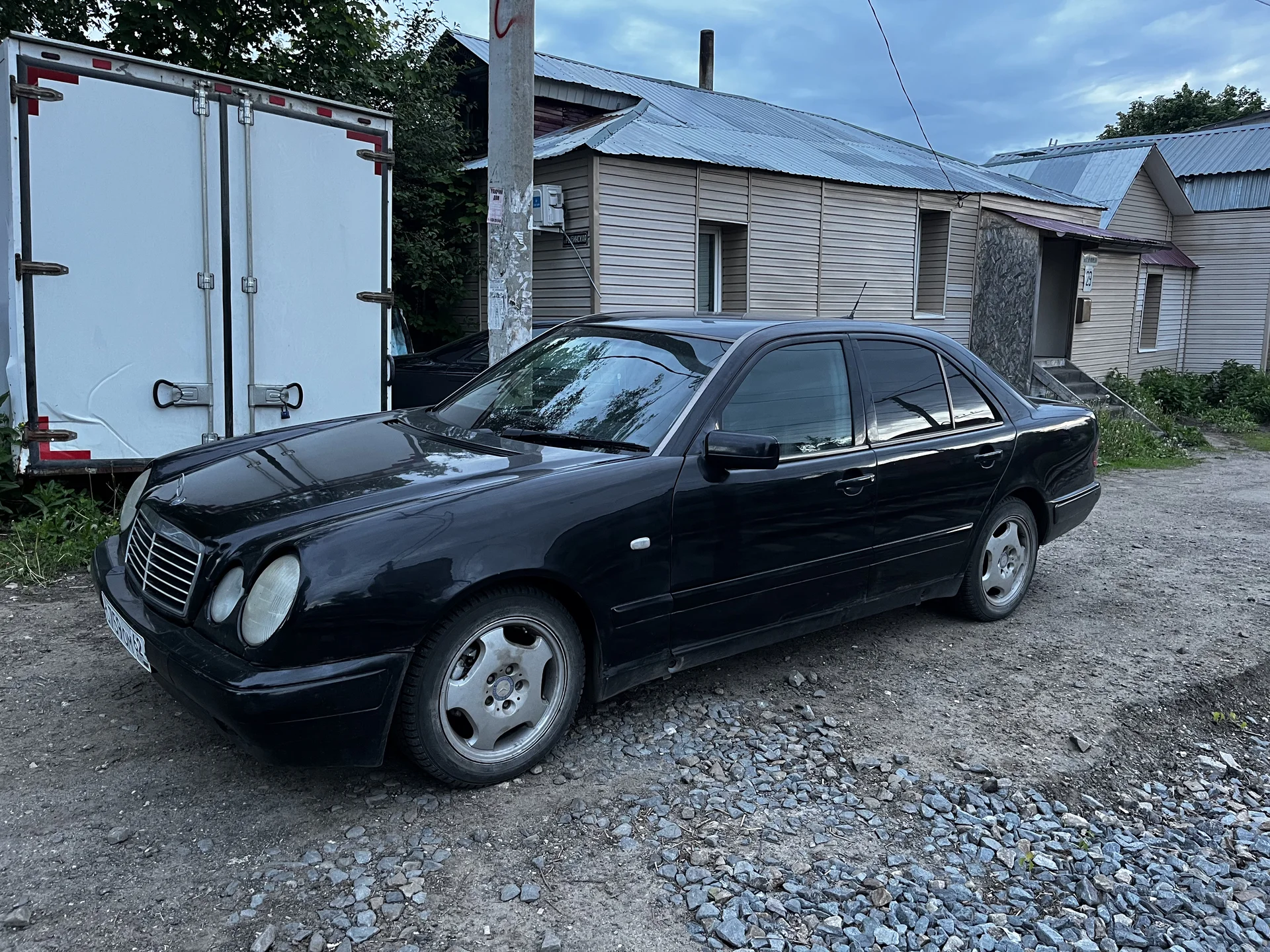 Mercedes E220 - миниатюра 2