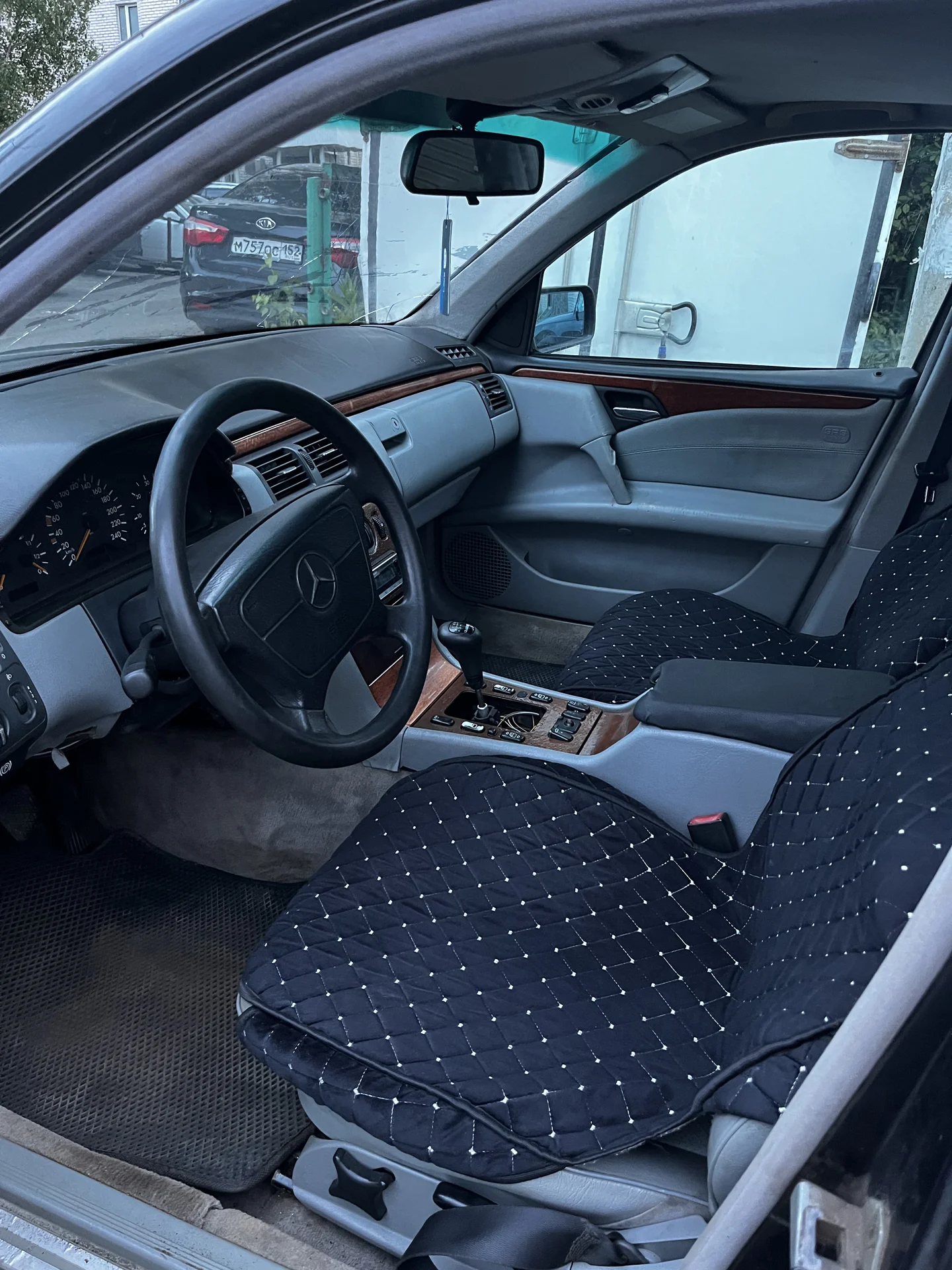 Mercedes E220 - миниатюра 4