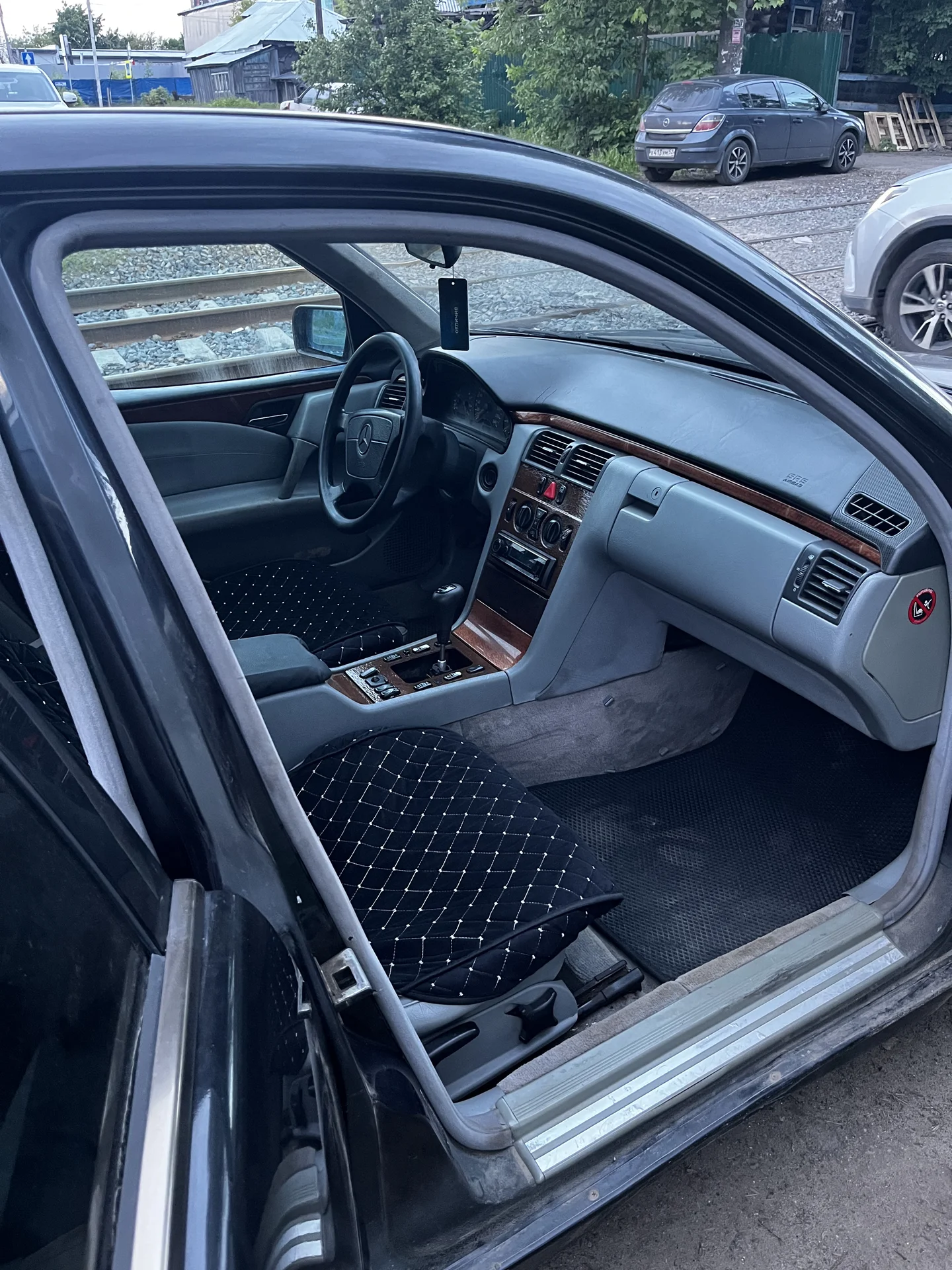 Mercedes E220 - миниатюра 7