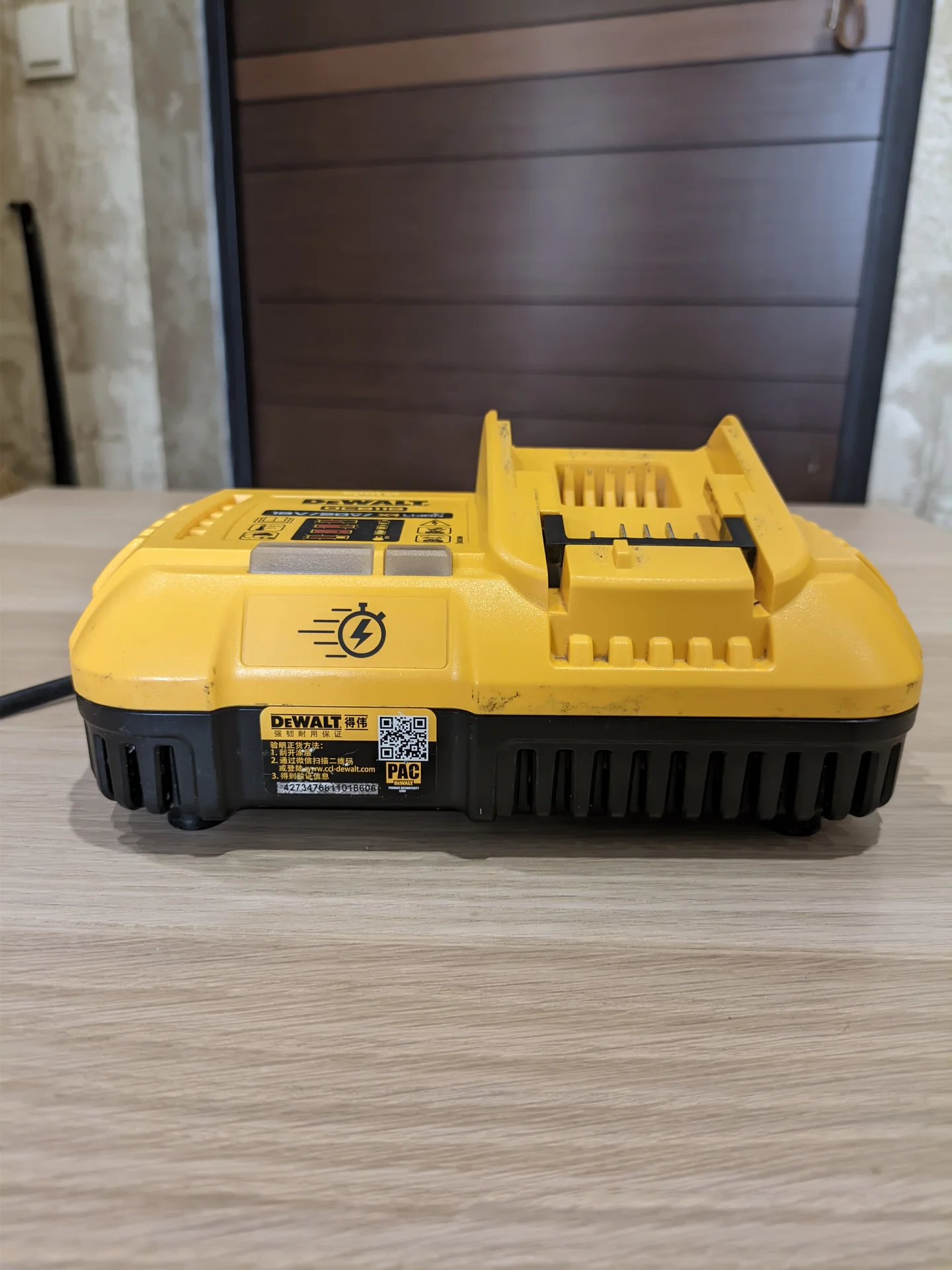 ЗУ DeWalt dcb118 - изображение 1