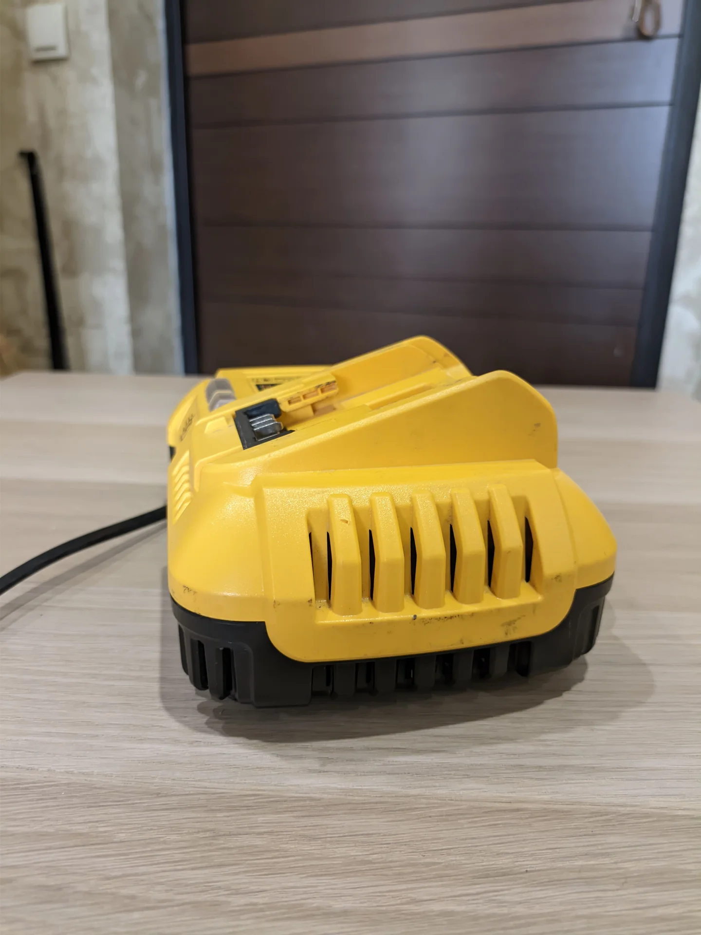 ЗУ DeWalt dcb118 - миниатюра 2