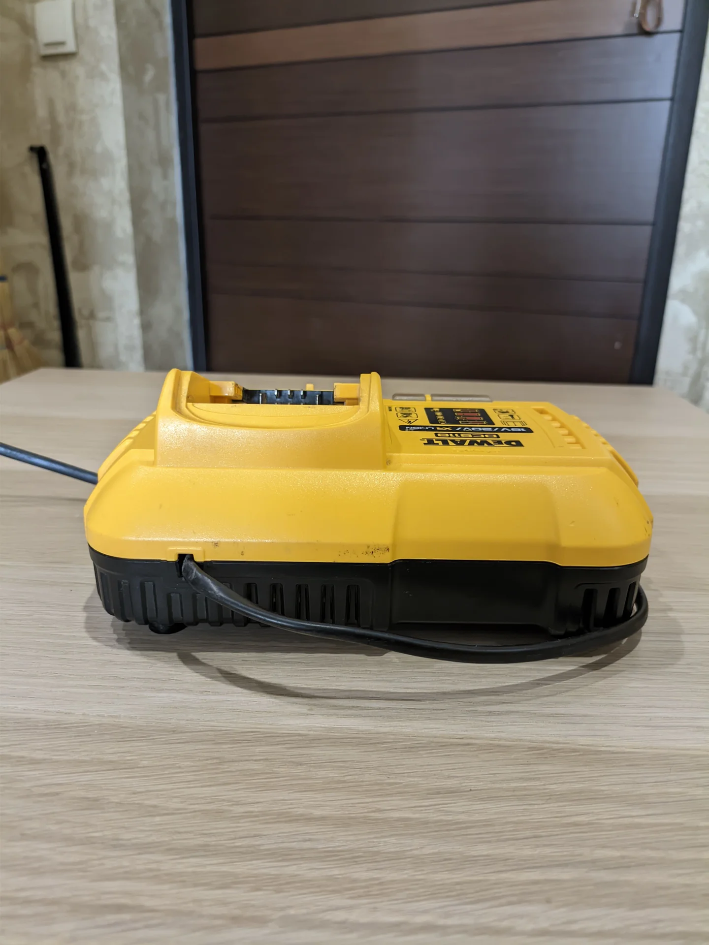 ЗУ DeWalt dcb118 - миниатюра 3