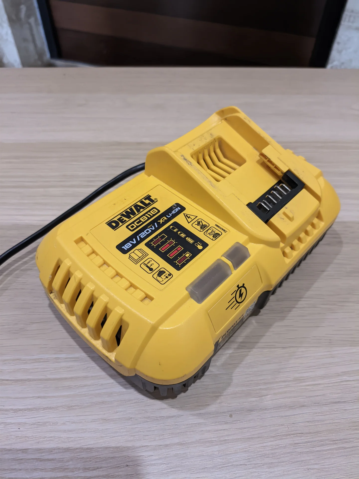 ЗУ DeWalt dcb118 - миниатюра 6