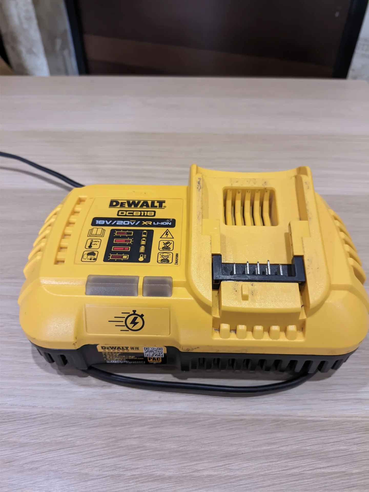ЗУ DeWalt dcb118 - миниатюра 7