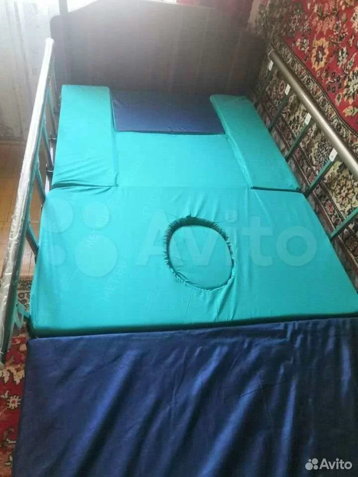 Медицинская кровать для лежачих со штангой и горшк - изображение 1