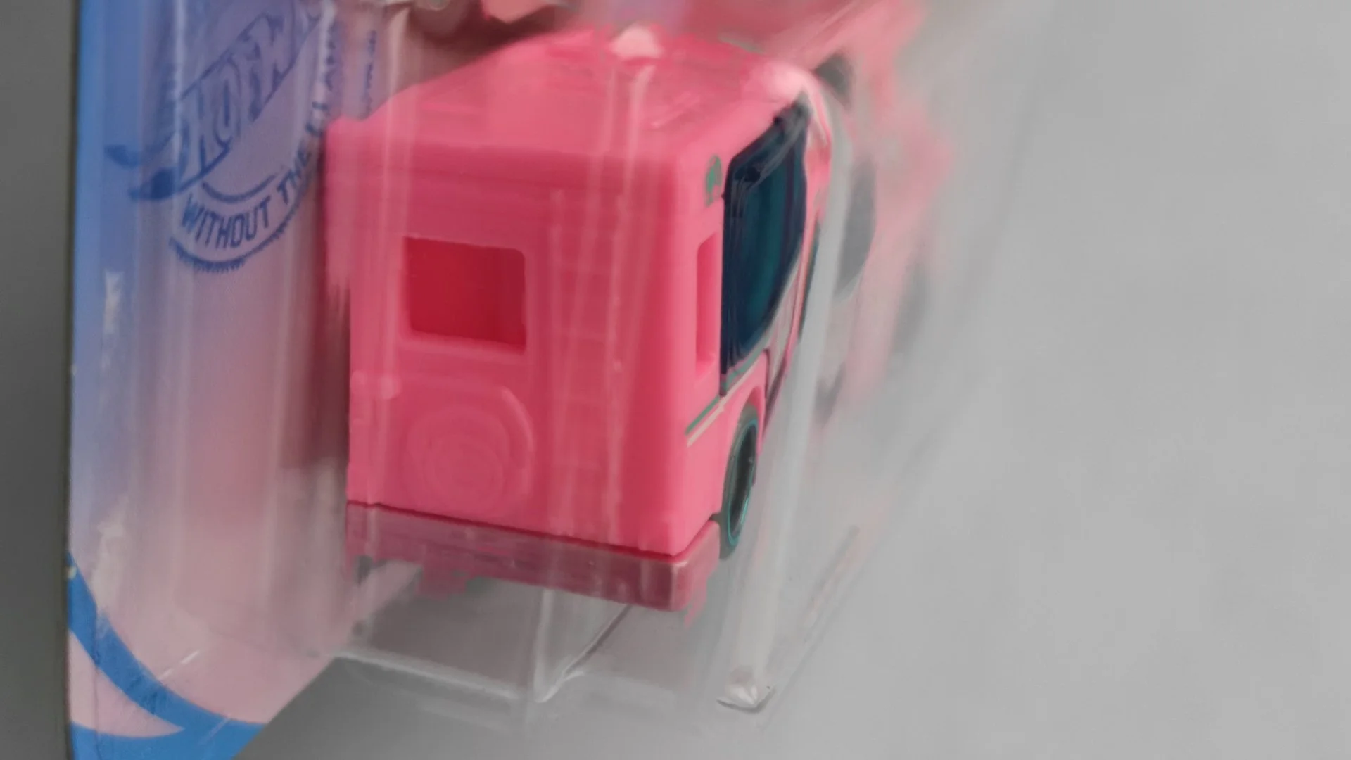 Hot Wheels Barbie Dream Camper - миниатюра 4