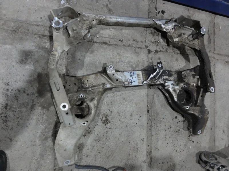Балка подрамник передняя BMW 1 E87 N45B16A 2011 - миниатюра 2