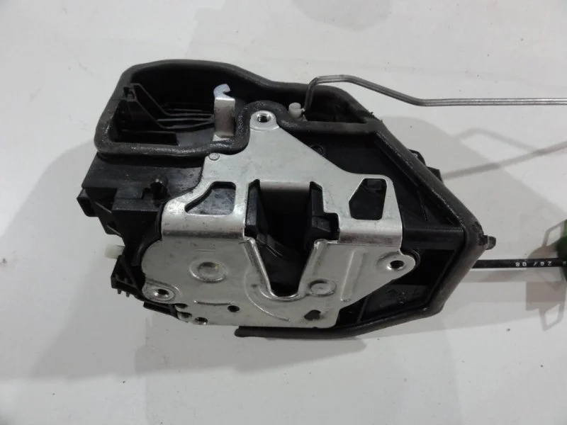 Замок двери задний правый BMW 5 E60/E61 N46B20BE - миниатюра 2