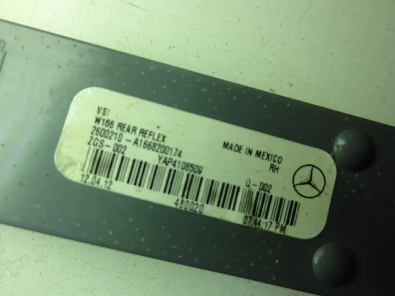 Отражатель бампера задний правый Mercedes-Benz ML - миниатюра 4
