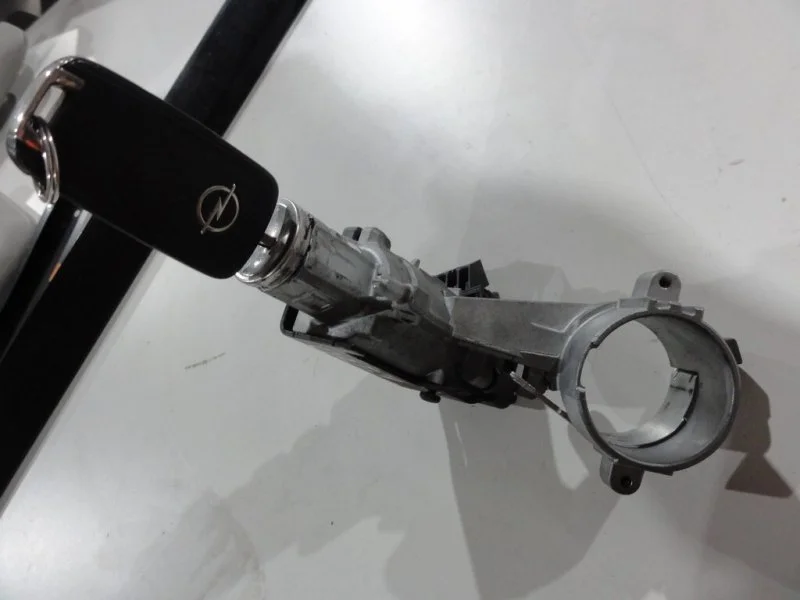 Замок зажигания Opel Astra J A14NET 2010 - миниатюра 3
