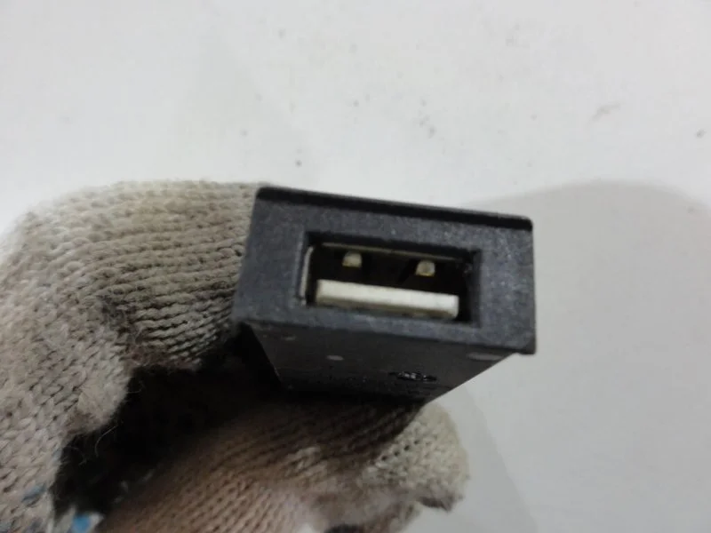Разъем USB Opel Astra J A14NET 2010 - миниатюра 3