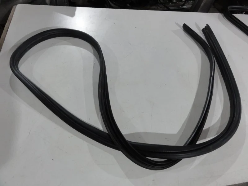 Уплотнитель двери передний Nissan Qashqai 1 MR20DE - миниатюра 3