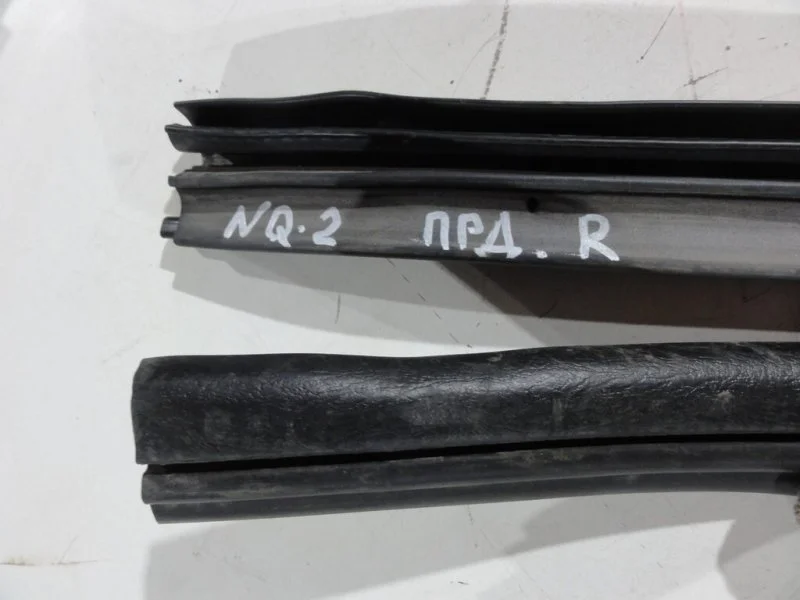 Уплотнитель двери передний Nissan Qashqai 1 MR20DE - миниатюра 4