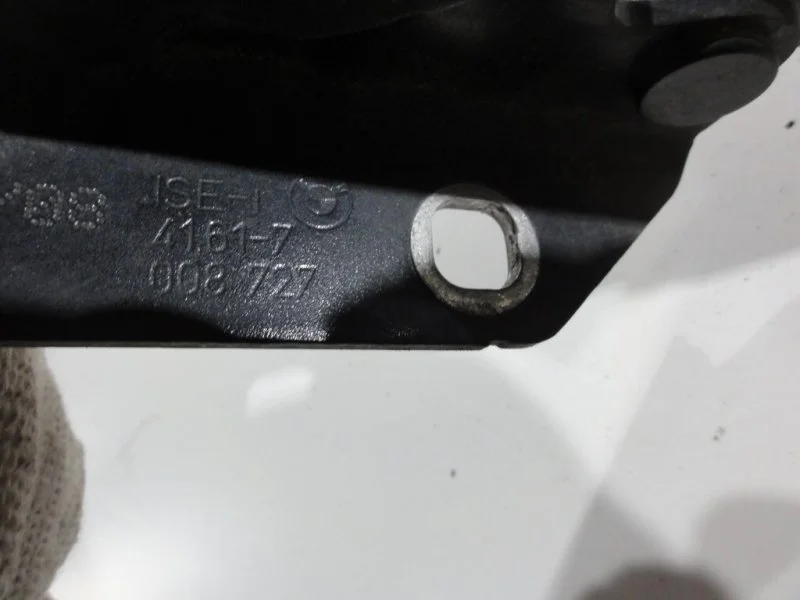 Петля капота левая BMW 5 E60/E61 N46B20BE 2008 - миниатюра 3