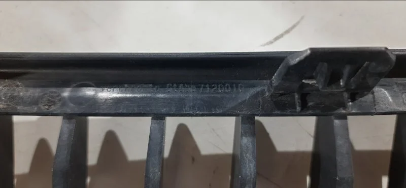Решетка радиатора правая BMW 3 E91/E90 N52B25 2008 - миниатюра 3