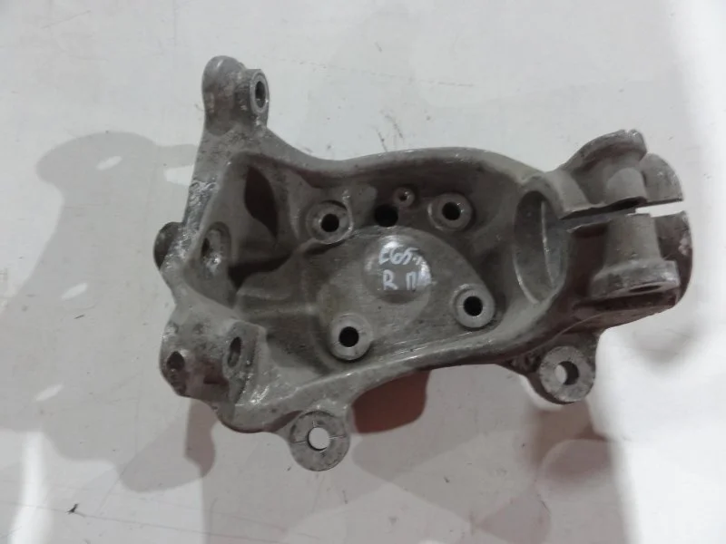 Кулак поворотный передний правый BMW 7 E65 N62B44A