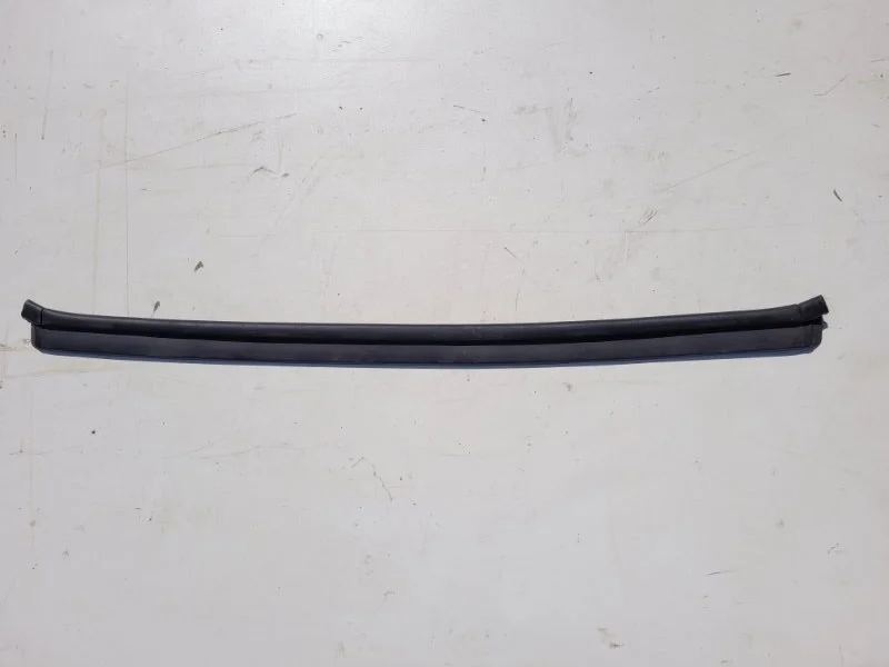 Уплотнитель капота BMW 5 F10/F11 N52B25 2010 - изображение 1