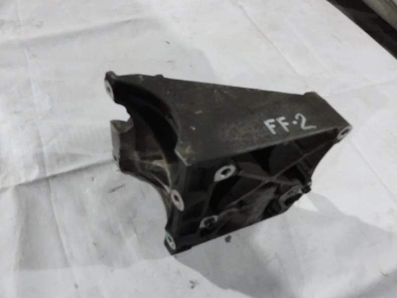 Кронштейн компрессора кондиционера Ford Focus 3 - изображение 1