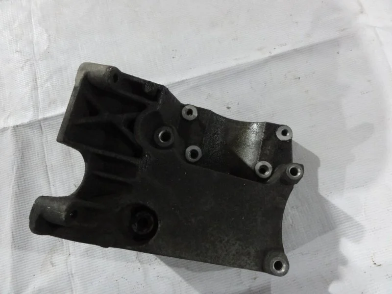 Кронштейн компрессора кондиционера Ford Focus 3 - миниатюра 2