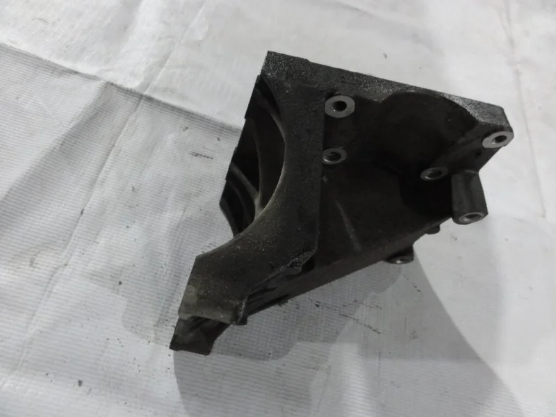 Кронштейн компрессора кондиционера Ford Focus 3 - миниатюра 3
