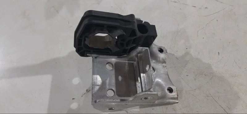 Кронштейн радиатора правый BMW 5 F10/F11 N52B25 - миниатюра 2