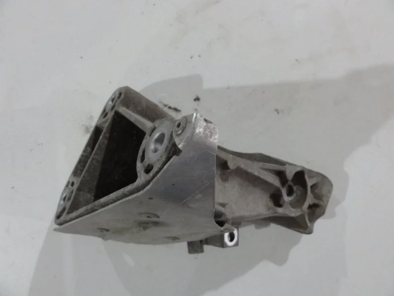 Кронштейн двигателя правый BMW 5 E60/E61 N46B20BE - миниатюра 3