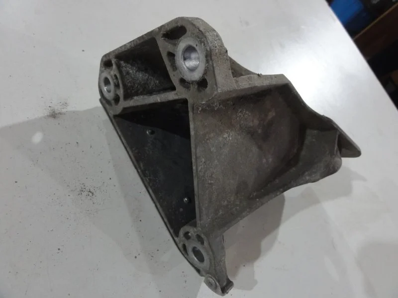 Кронштейн двигателя правый BMW 5 E60/E61 N46B20BE - миниатюра 4