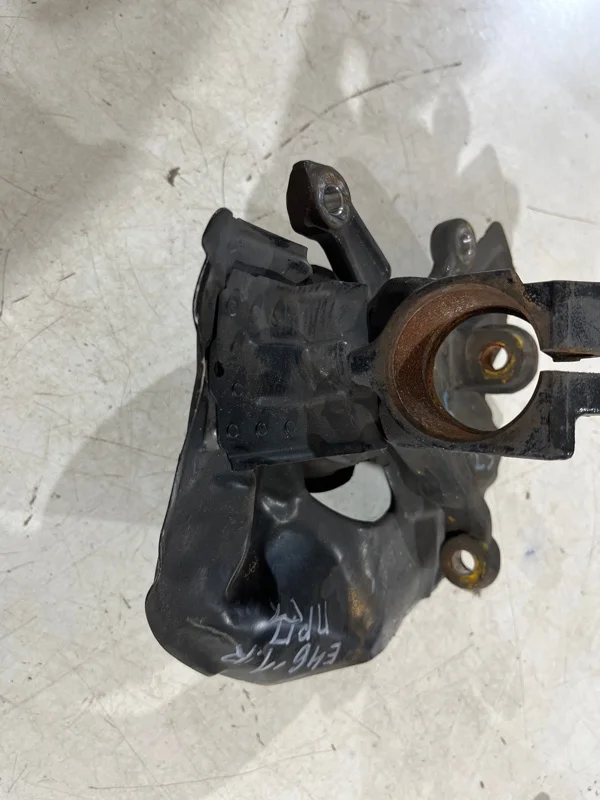 Кулак поворотный передний правый BMW 3 E46 M43B19 - миниатюра 5