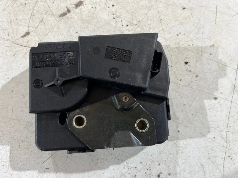 Замок стекла багажника BMW 3 E46 M43B19 2000 - изображение 1