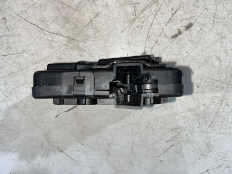 Замок стекла багажника BMW 3 E46 M43B19 2000 - миниатюра 3