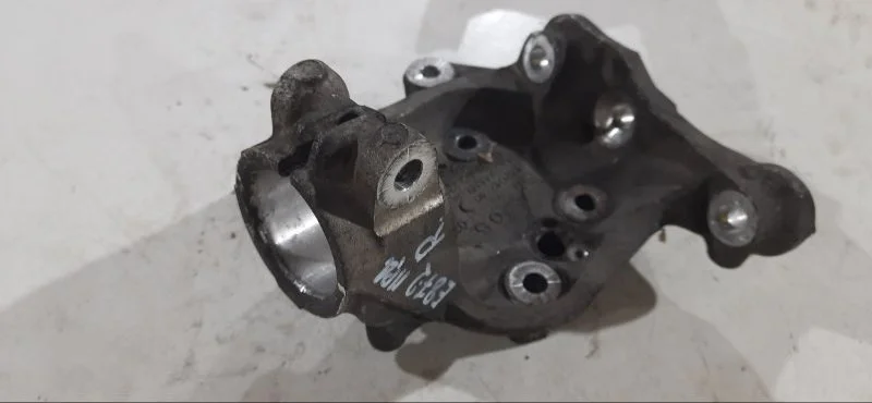 Кулак поворотный передний правый BMW 1 E87 N46B20 - миниатюра 3