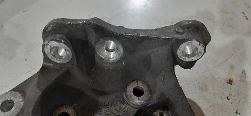 Кулак поворотный передний правый BMW 1 E87 N46B20 - миниатюра 4