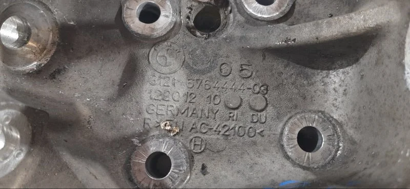 Кулак поворотный передний правый BMW 1 E87 N46B20 - миниатюра 5