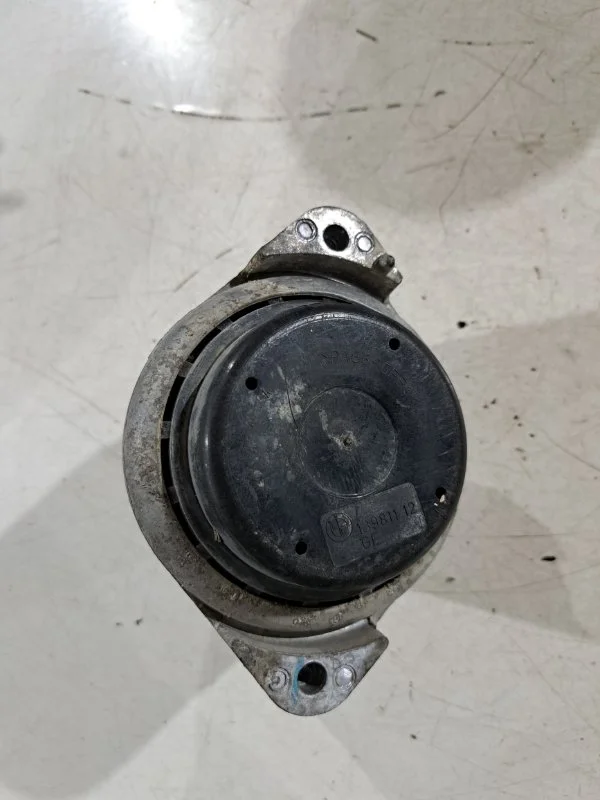 Опора двигателя подушка BMW X1 E84 N46B20 2011 - миниатюра 3