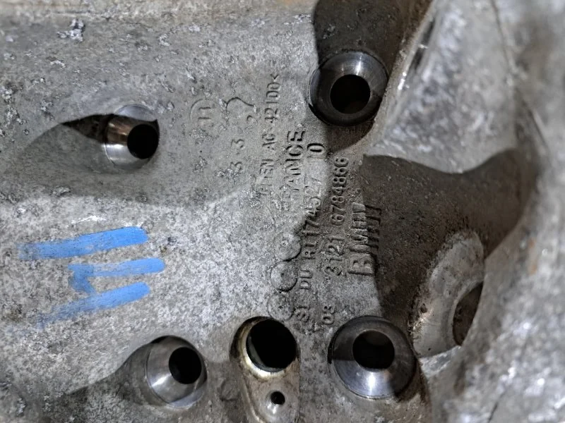Кулак поворотный передний правый BMW X1 E84 N46B20 - миниатюра 5