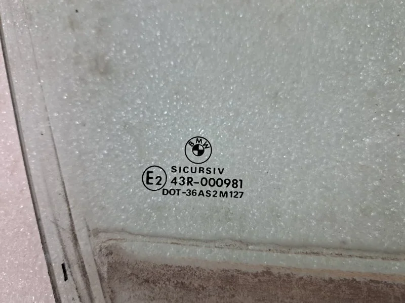 Стекло двери переднее правое BMW 3 E46 M43B19 2000 - миниатюра 2