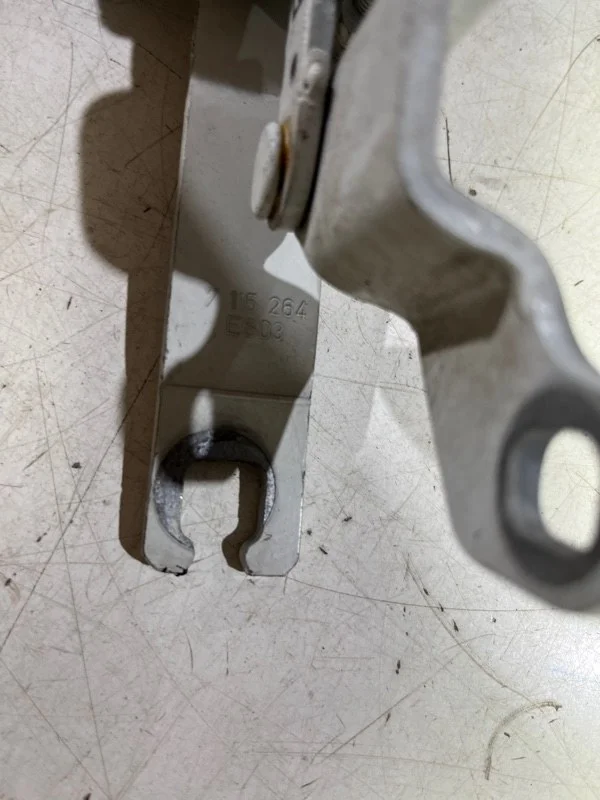 Петля капота правая BMW 3 E90/E91 N46B20 2009 - миниатюра 5