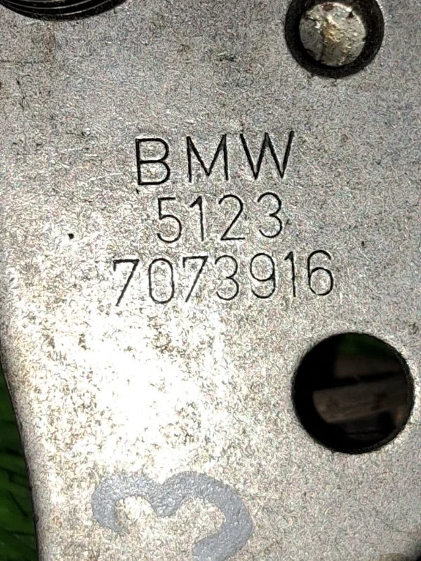 Замок капота (крючок) BMW 3 E91/E90 N52B25 2008 - миниатюра 5