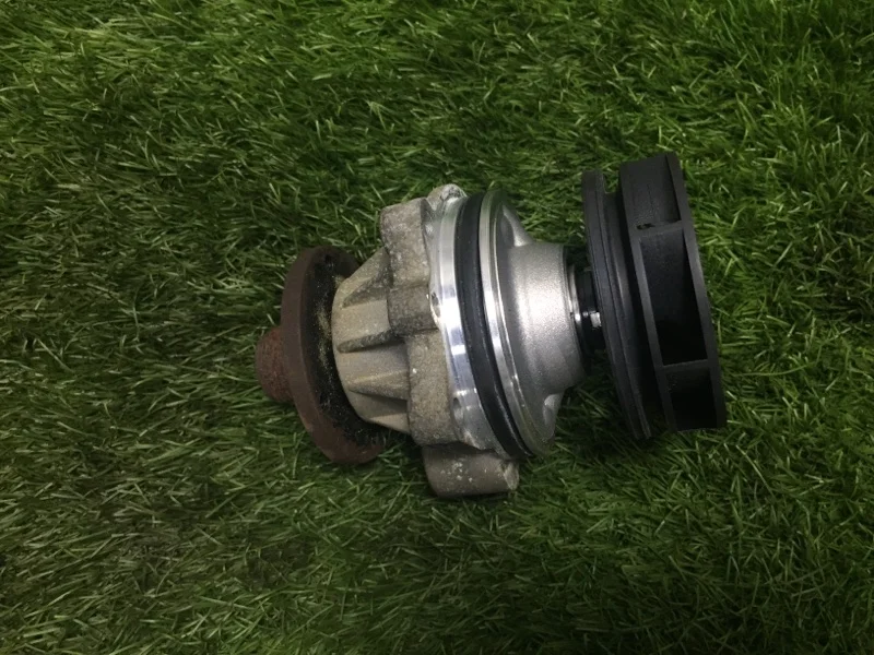 Насос водяной (помпа) BMW 5 E60/E61 M54B30 2003 - миниатюра 2