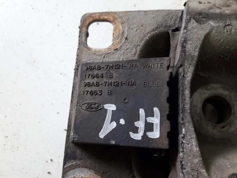 Опора КПП подушка Ford Focus 1 СЕДАН 2Л 2000 - миниатюра 2