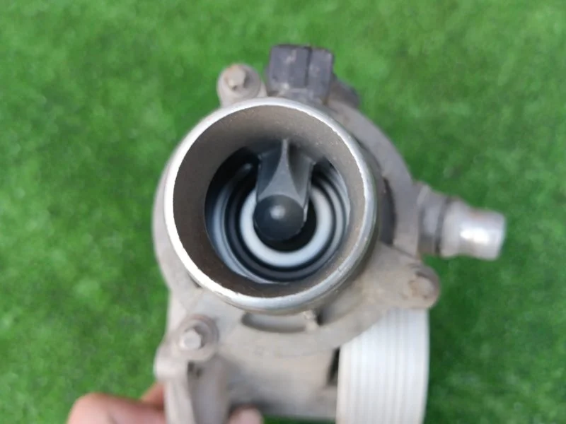 Насос водяной (помпа) BMW 7 F02 N63B44A 2010 - миниатюра 9