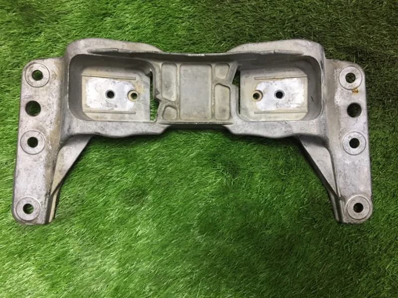 Кронштейн КПП BMW 5 E60/E61 M54B30 2004 - изображение 1