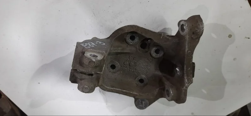 Кулак поворотный передний левый BMW 1 E87 N45B16 - изображение 1